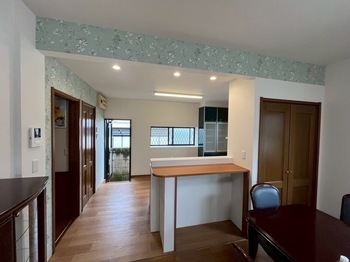 解放感のある、アクセントクロスもおしゃれなキッチンに仕上がりました！