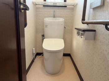 腰を曲げる必要のない自動開閉付きのトイレになりました