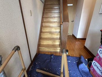 階段ドア工事前.jpeg
